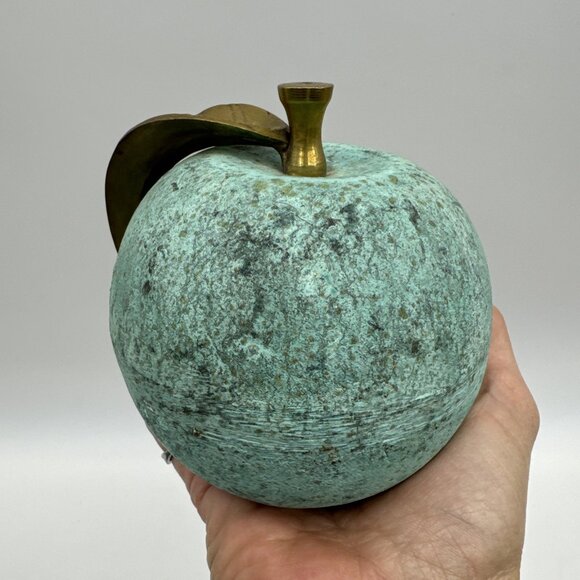 Vintage Brass Metal Apple Fruit Heavy Patina Paperweight MCM Figurine - Picture 9 of 9